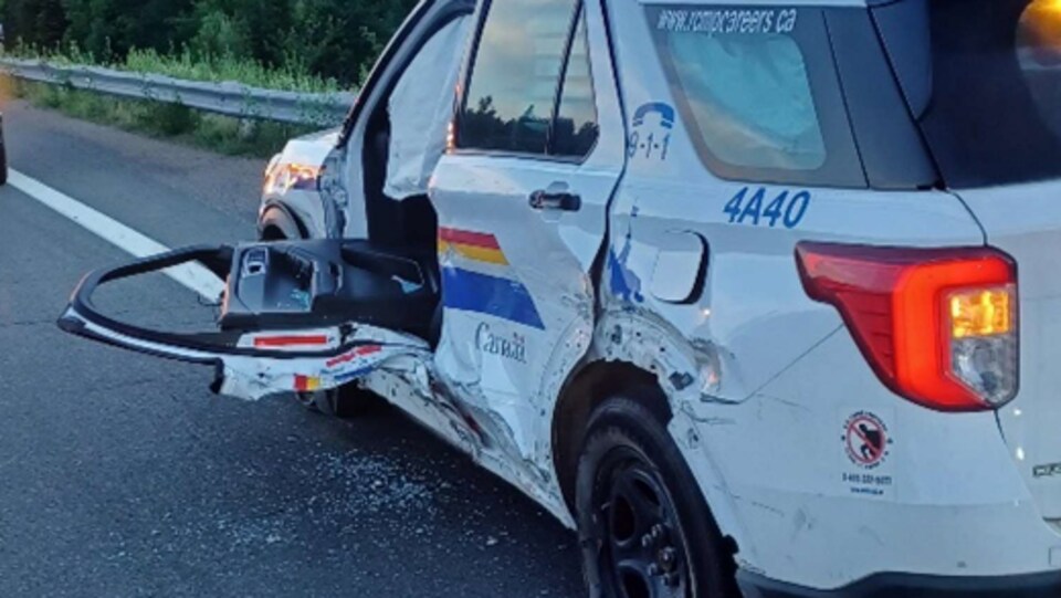 Le véhicule du détachement de Traacdie de la GRC a subi d'importants dommages du côté conducteur.
