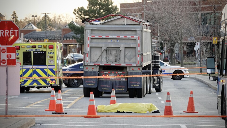Un corps sous une bâche sur le lieu d'un accident.