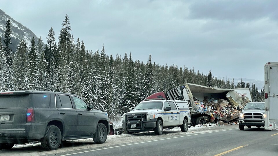 Un camion de marchandise est renversé au bord de la route 93 dans le parc national Kootenay.