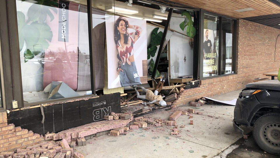Une vitrine d'un magasin fracassée. 