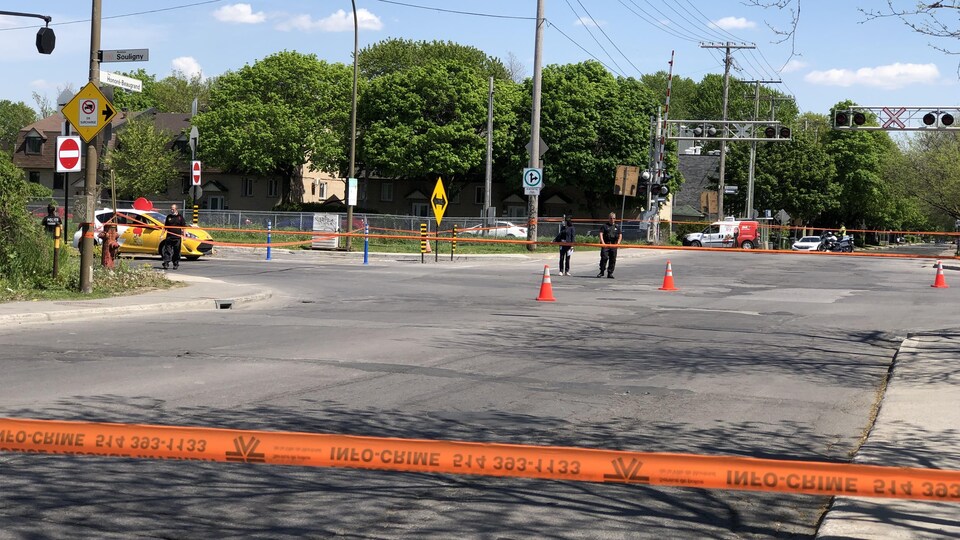Des policiers protègent la scène de l'accident.