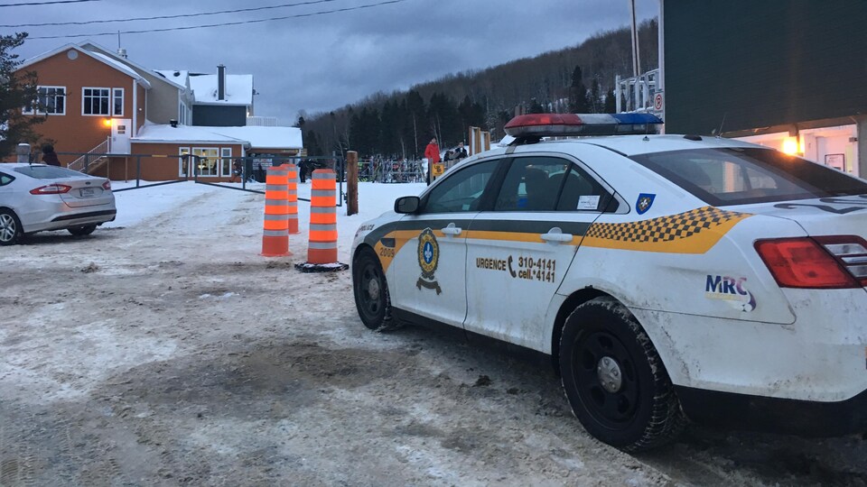 Une autopatrouille de la Sûreté du Québec devant le chalet du Mont Lac-Vert