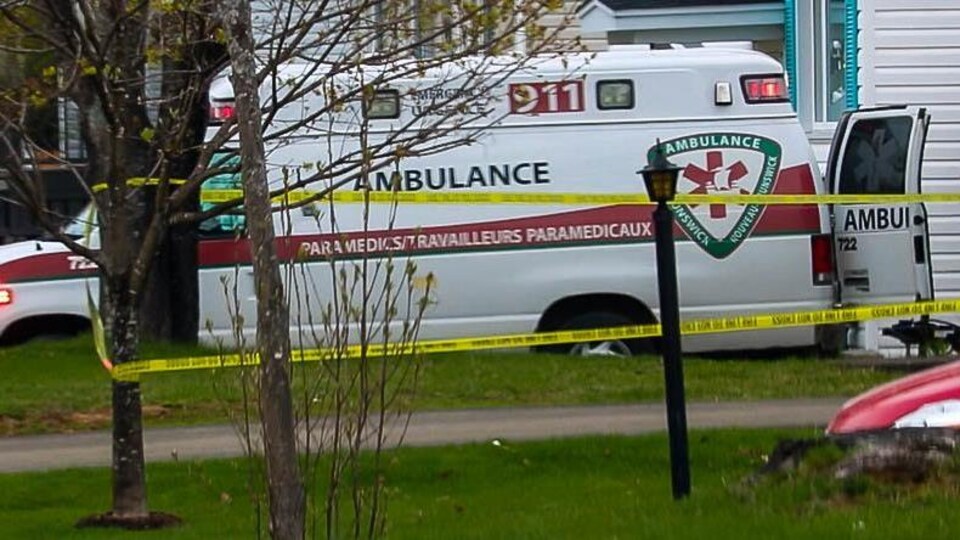 Une ambulance près de la maison