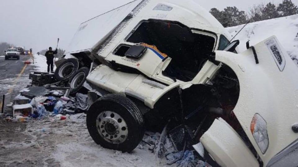 Scène d'un accident d'un camion-remorque sur la route 17 dans le Grand Sudbury.