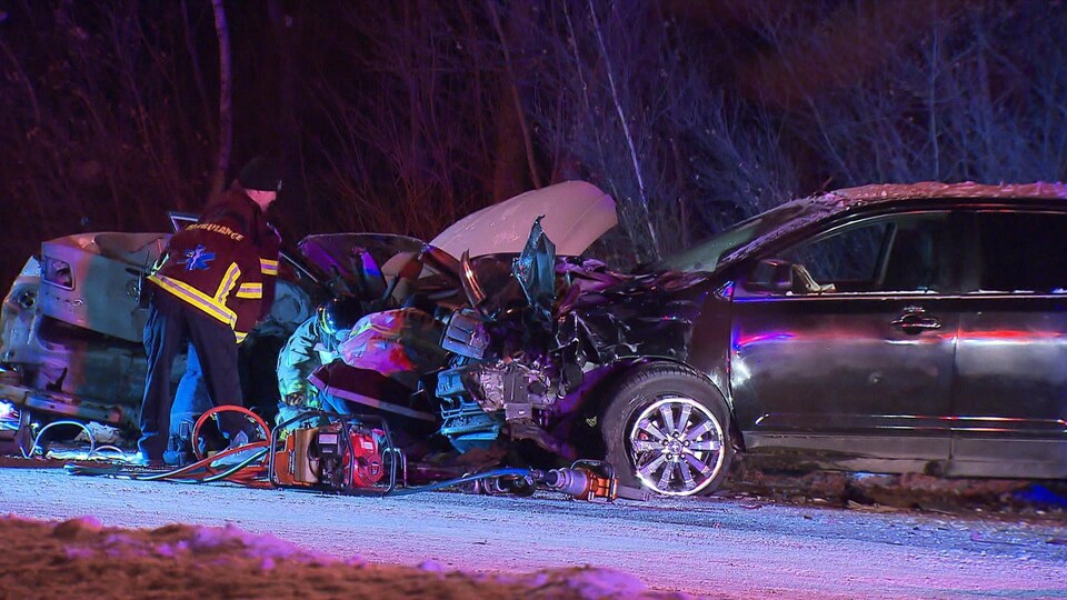 Scène d'un accident de la circulation qui a fait un mort et plusieurs blessés, le 27 décembre 2017, sur la route 335 à Terrebonne.