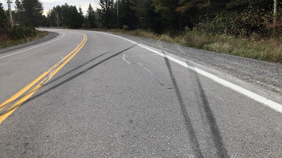 Une route avec des traces de freinage.