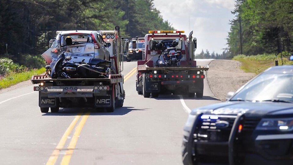 Deux dépanneuses transportent les véhicules accidentés.