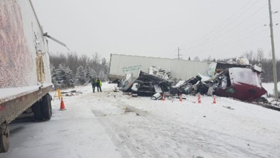 La scène de collision entre une semi-remorque et un camion sur la route 11 dans le Témiscamingue ontarien.