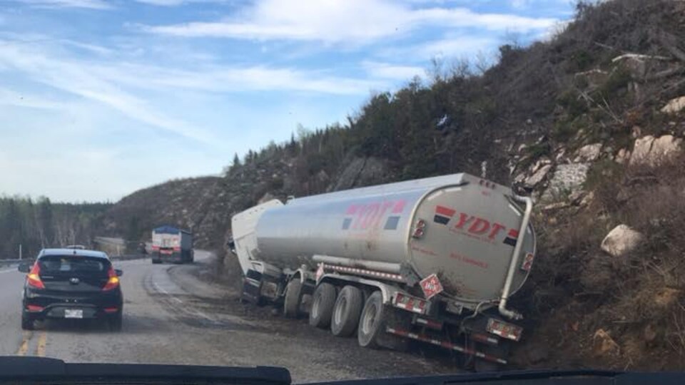 Un camion-citerne accidenté