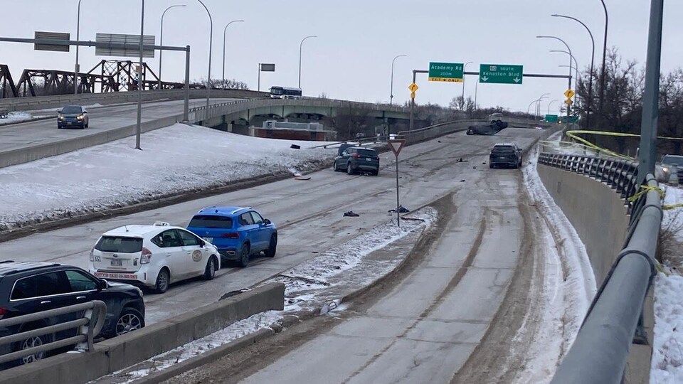 Un accident de la route sur un pont.