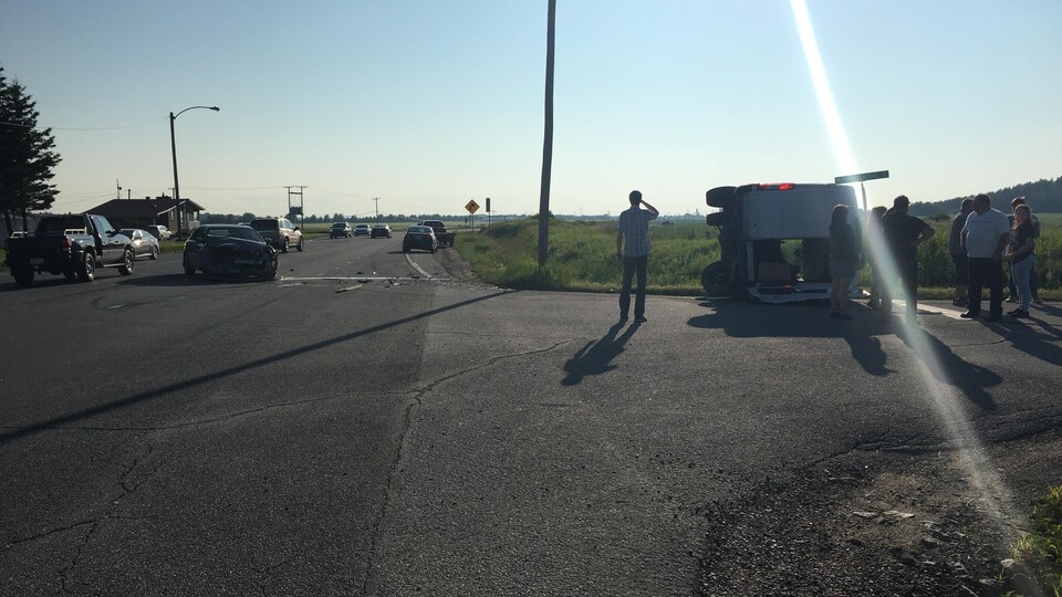 Une camionnette est retournée sur la chaussée. 