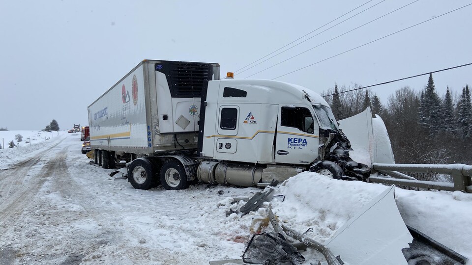 Un camion blanc lors d'un accident est entré en collision avec la rambarde du pont.