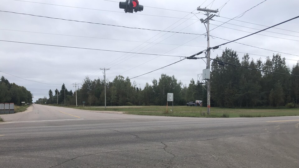 L'intersection avec des traces visibles sur la chaussée.