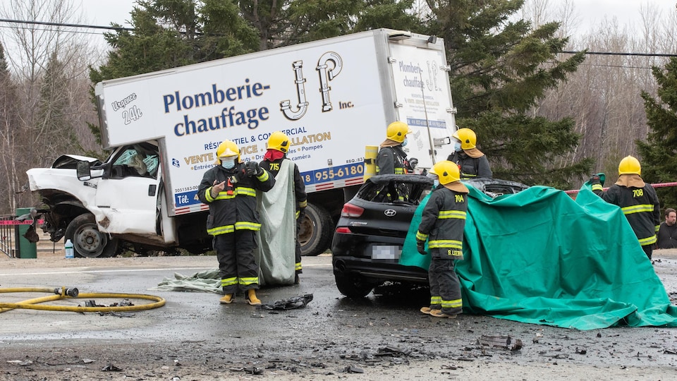 Un camion et une voiture très accidenté sur la route.