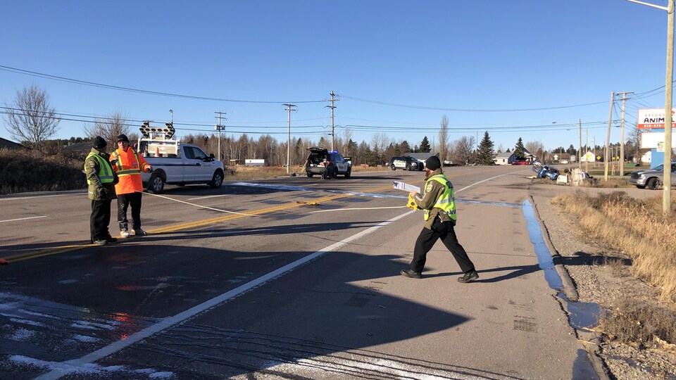 Des policiers sur les lieux de l'accident.