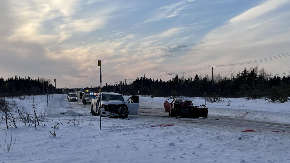 Deux voitures accidentées bloquent la route 138 l'hiver près de Sept-Îles.
