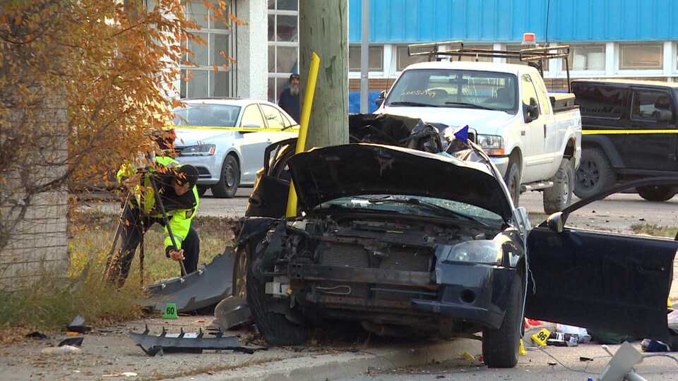 Une voiture accidentée le 18 octobre 2022 sur le Chemin St.Mary's à Winnipeg.