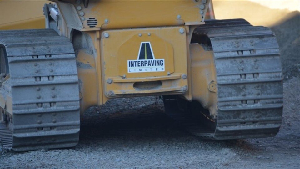 Une pièce de machinerie lourde de la compagnie Interpaving