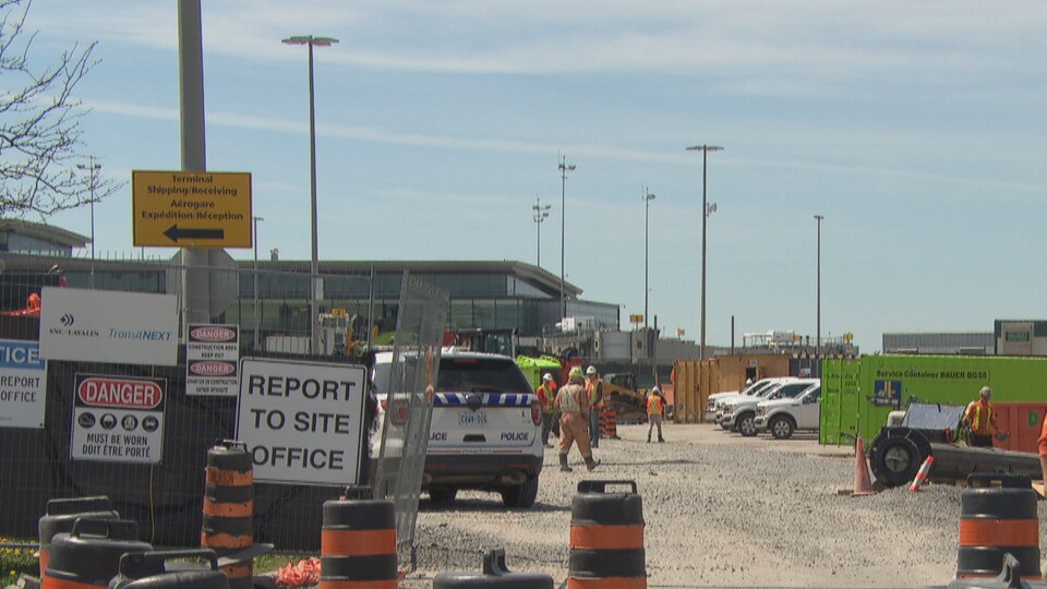 Un site de construction avec une voiture de police sur place.