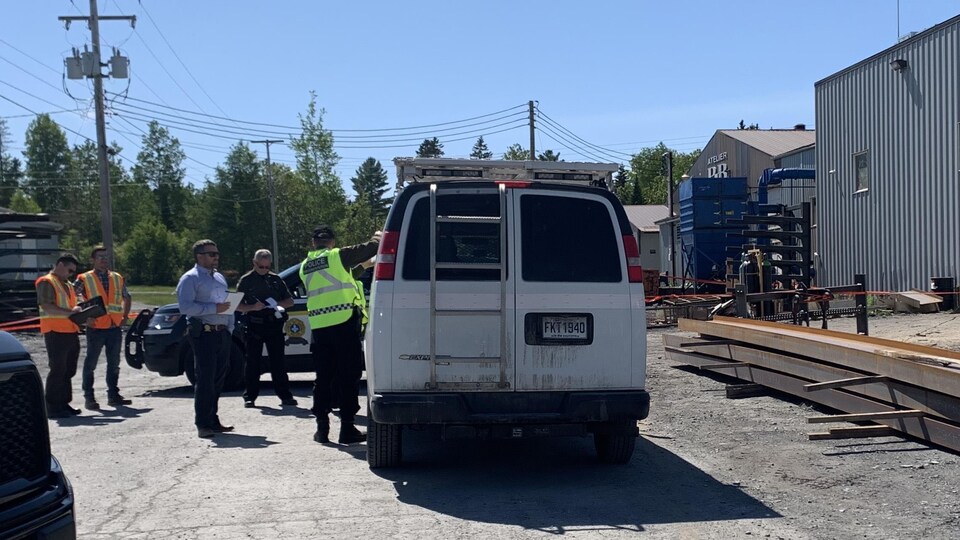 Des enquêtes de la Sûreté du Québec et de la Commission des normes, de l'équité, de la santé et de la sécurité au travail (CNESST) sont en cours.