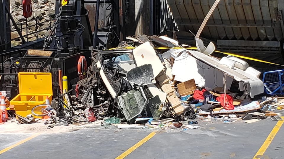 Les débris du véhicule qui s'est écrasé sur le pont du traversier.
