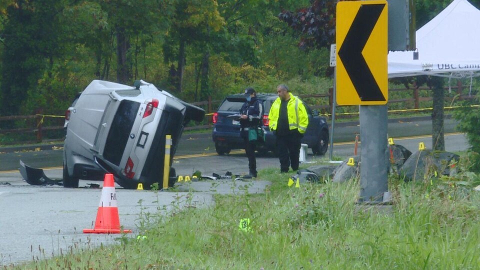 Des agents sur la scène de l'accident.