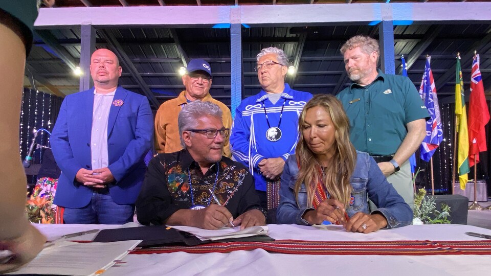 Signature de l'accord transférant 690 hectares de terres à l'ouest du site historique national de Batoche à la Nation Métisse de la Saskatchewan, le 22 juillet 2022.
