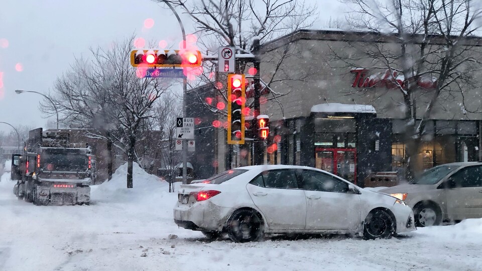 Deux voitures à une intersection.