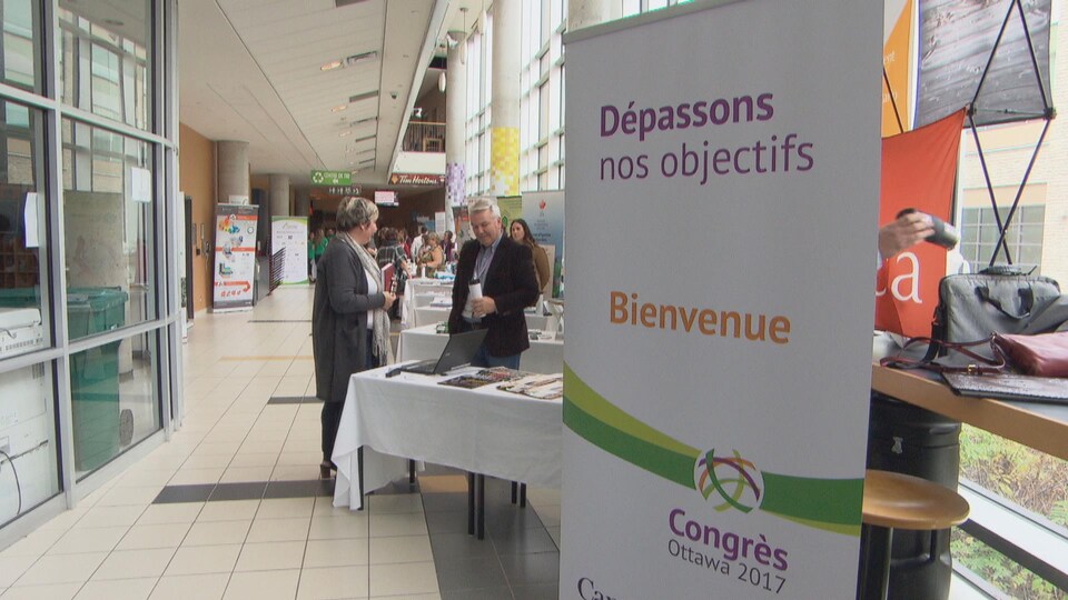 Une affiche d'accueil des participants au congrès indique le thème «Dépassons nos objectifs».