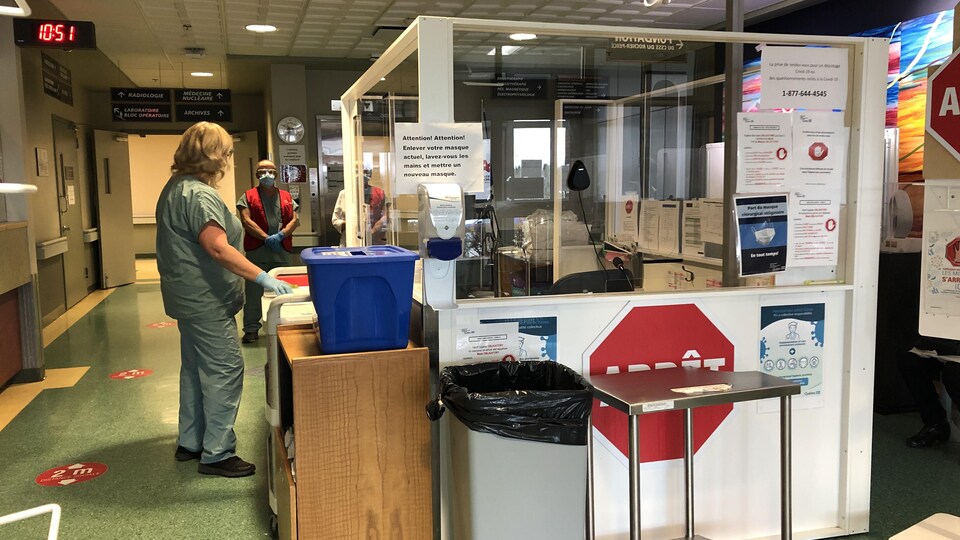 La température de tous les visiteurs est prise dès leur arrivée à l'hôpital de Chandler.