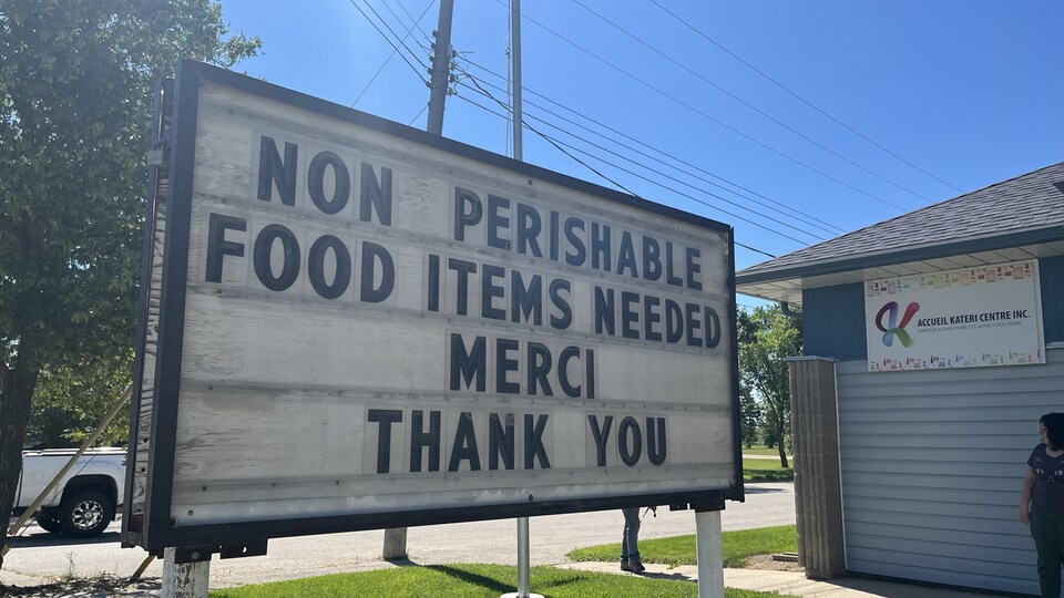 Un panneau à la banque alimentaire de l'Accueil Kateri, à Sainte-Anne au Manitoba, qui demande des dons alimentaires, le 8 août 2022.