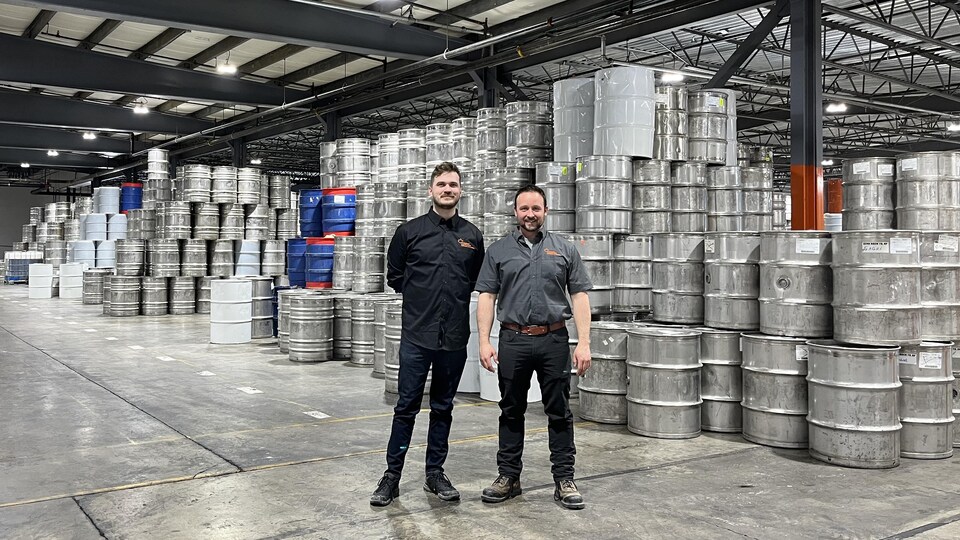 Joël Vaudeville et Kevin Gauthier, le directeur des communications et le directeur de l'entrepôt des Producteurs et productrices acéricoles du Québec à Laurierville
