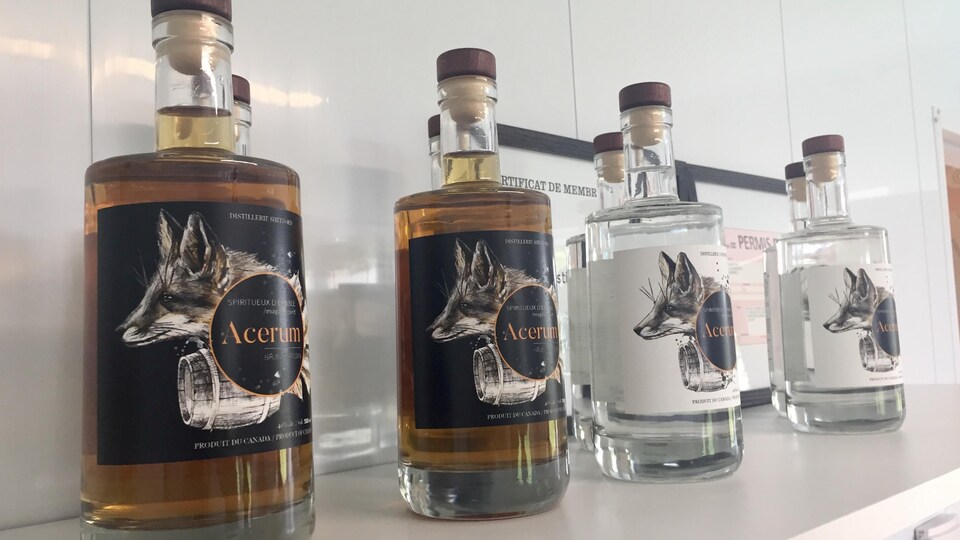 Quelques bouteilles d'Acérum, un produit fabriqué à la Distillerie Shefford.