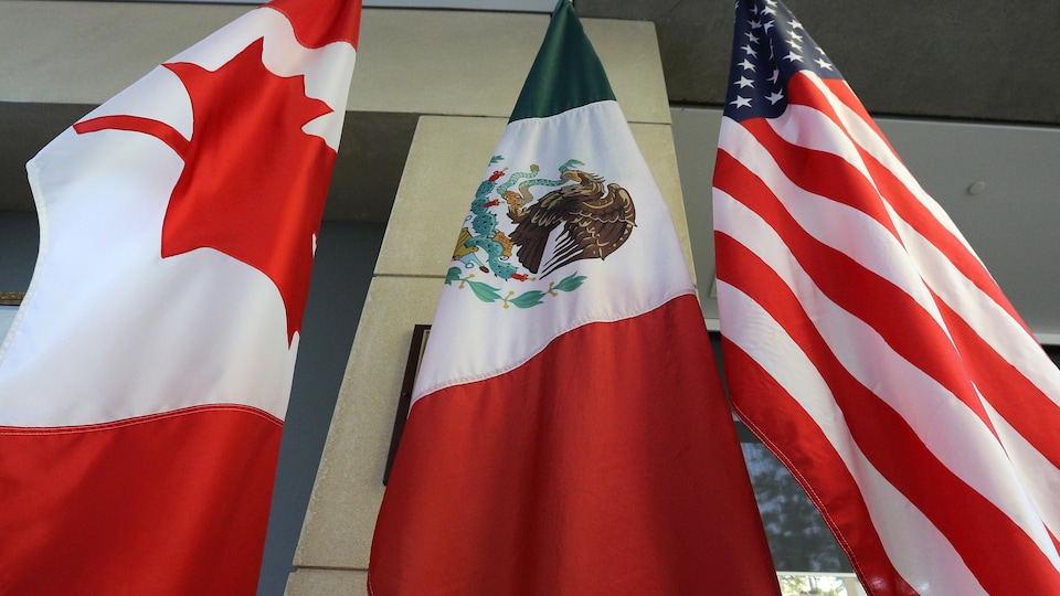 Les drapeaux des États-Unis, du Mexique et du Canada, placés côte à côte.