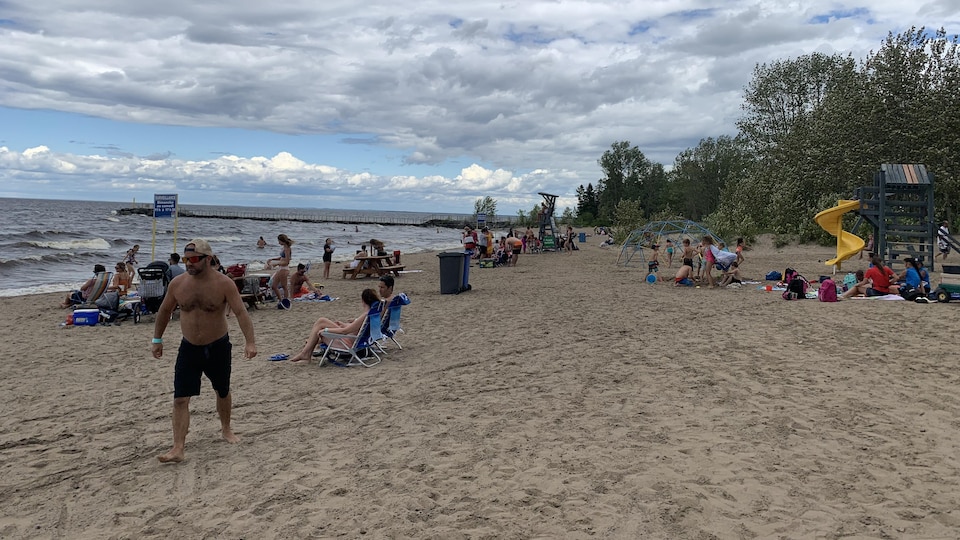 Des vacanciers sur une plage au Lac-Saint-Jean