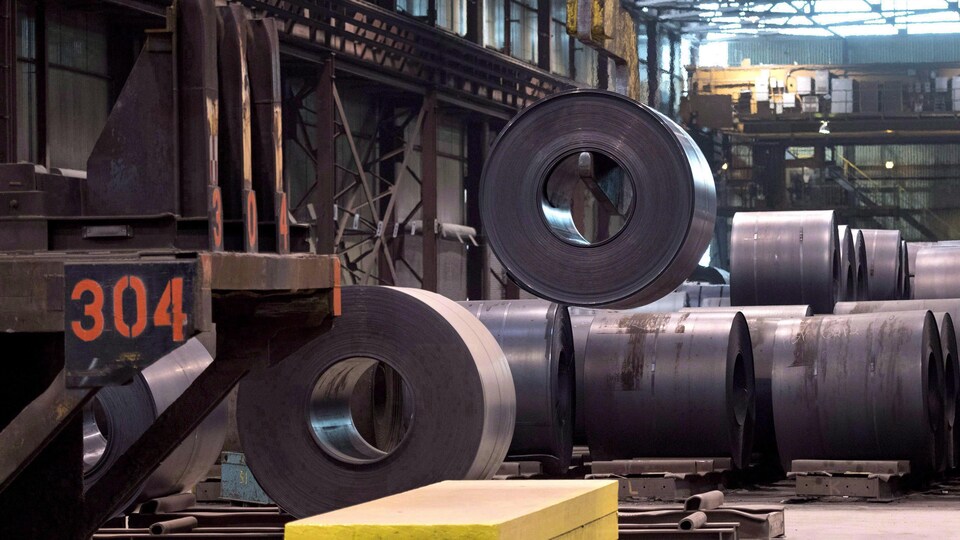 Des rouleaux d'acier dans une usine.