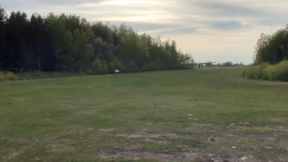 Un avion atterrit sur la piste d'atterrissage.