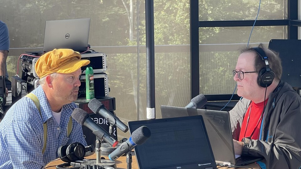 Deux personnes qui discutent sur un plateau de radio.