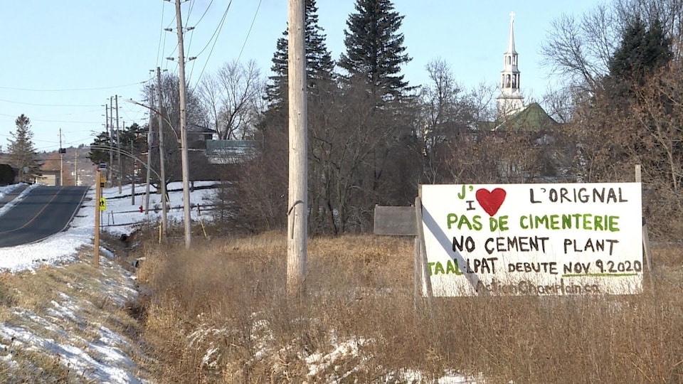 Une pancarte des opposants au projet de cimenterie à L'Orignal dans l'est ontarien.