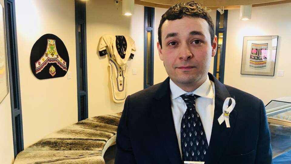 Adam Arreak Lightstone à l'Assemblée législative du Nunavut.