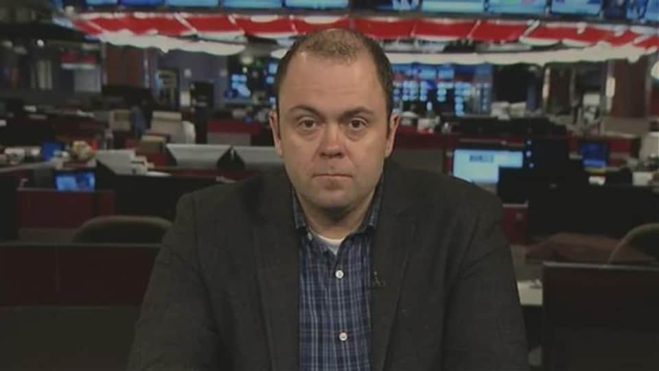Adam Burns, en entrevue sur le plateau de CBC.