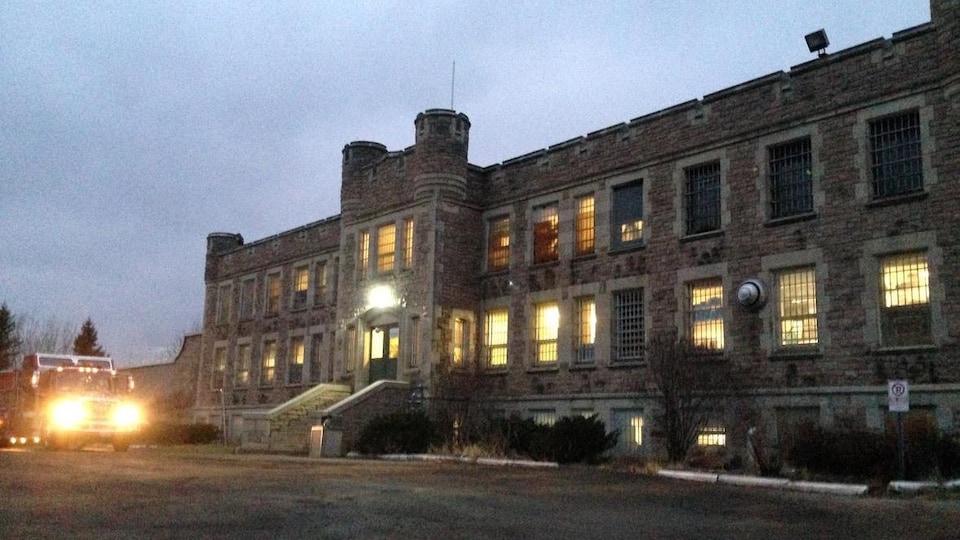 Une vue extérieur le soir de la prison de Thunder Bay. 