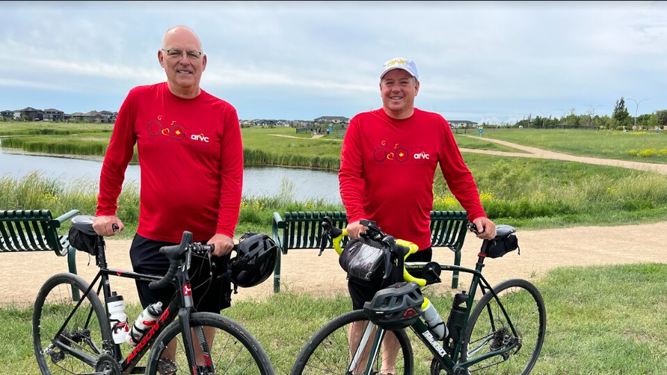 Adam Hoerdt et François Aubin avec leurs vélos à Saskatoon.