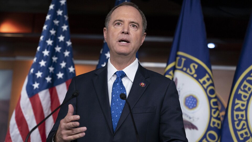 Adam Schiff parle devant un drapeau américain.