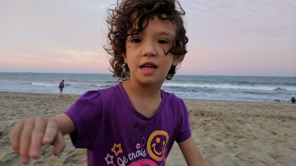 Adélaïde, 5 ans, est atteinte d'une déficience intellectuelle.
