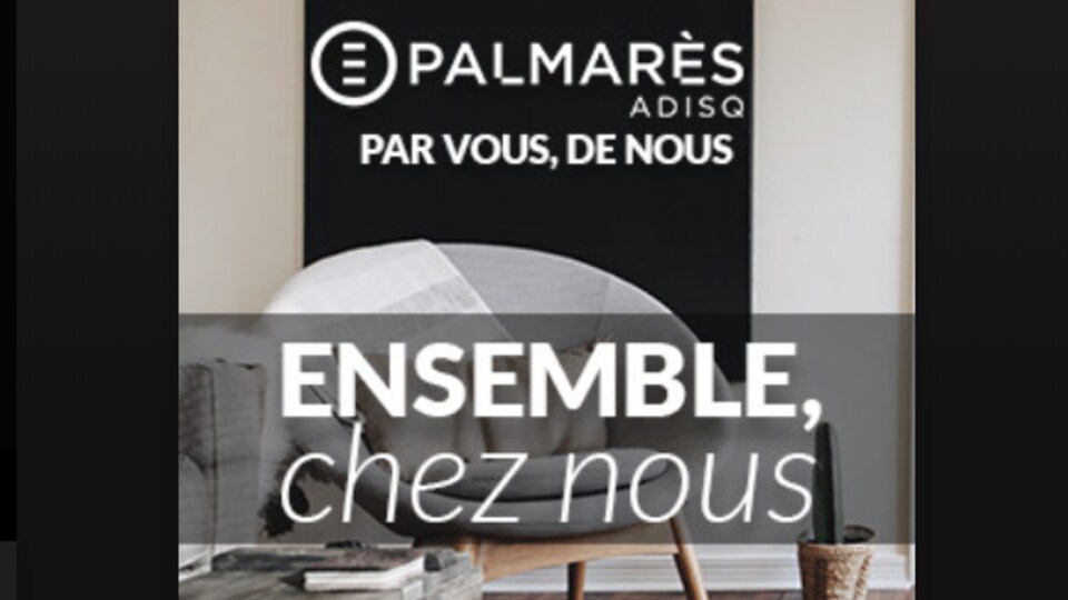 La photo représente un fauteuil gris avec des pattes en bois.