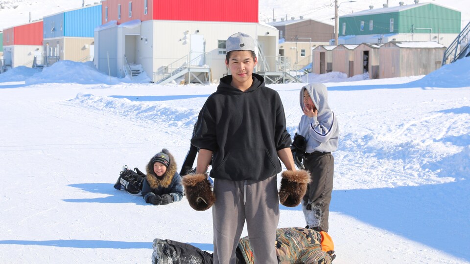 Des jeunes jouant dans la rue enneigée à Salluit, au Nunavik.
