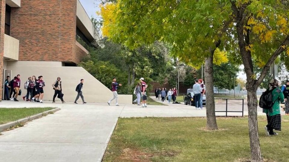 Les élèves du F.W. Johnson Collegiate ont quitté l’école en grand nombreaprès le confinement vendredi.