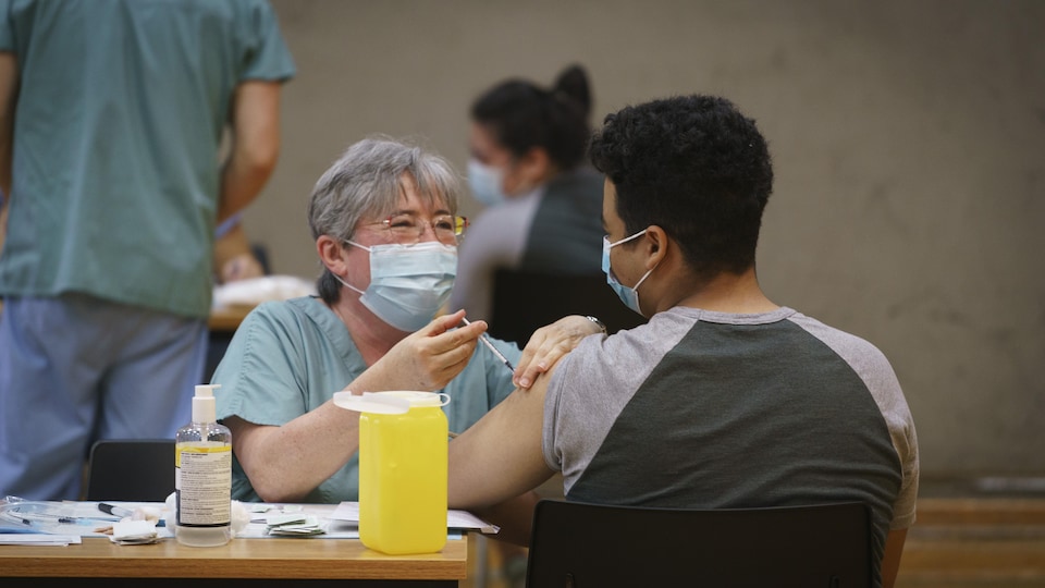 Les jeunes adolescents ont reçu une dose du vaccin Pfizer ce matin.