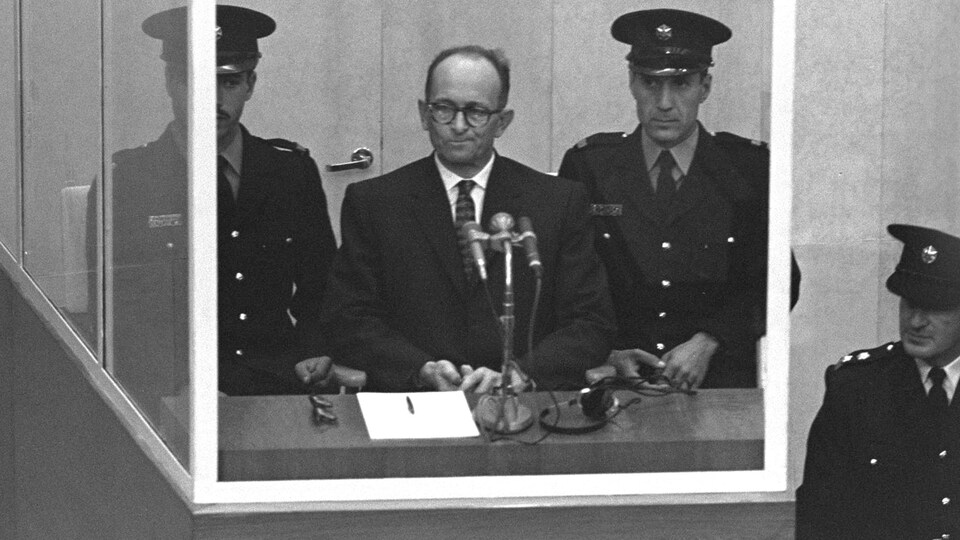 M. Eichmann entouré de trois policiers.